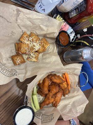 Fried ravioli, medium buffalo wings