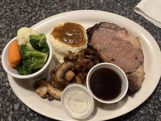 Prime Rib with veggies, mashed potatoes and sautéed mushrooms. Another great dish!