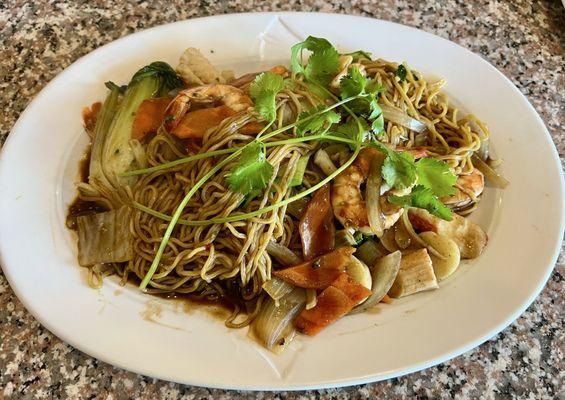 Mi Xao Hai San (# 95) Stir-fried egg noodles w/ vege & seafood in chef's special sauce