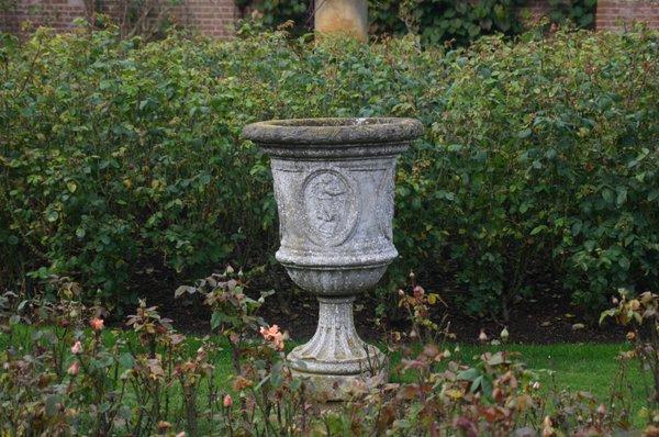 Single Urn can be a perfect focal point