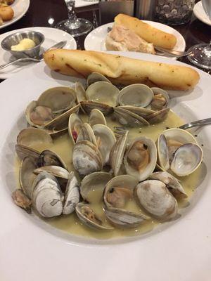 Clams in a delicious bacon, wine sauce