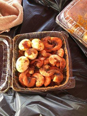 Shrimp and eggs with spicy seasoning