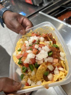 Final nacho with toppings