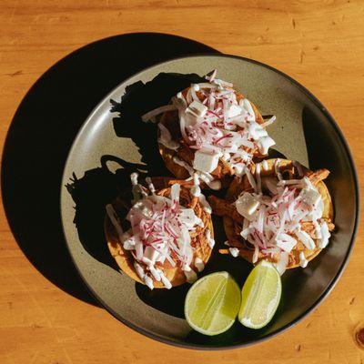 Tostadas de Tinga