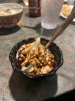 Ice cream finale, get creative and use the peanuts at the grill to make a sundae