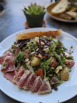 $15.95 Ahi Salad (comes with a slice of bread)