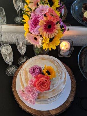 The bouquet with the cake