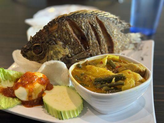 Nasi Ikan Goreng Banana Leaf