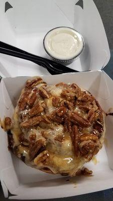 Pecan Cinnabon! And extra frosting just because. Oh my goodness! Makes waiting for my flight so much more enjoyable