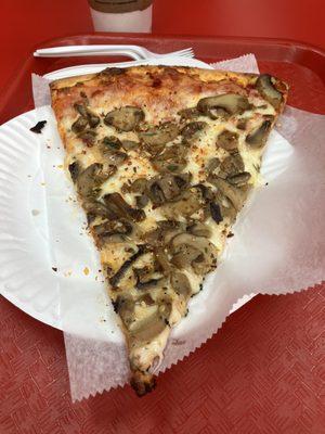 Mushroom pizza is delicious