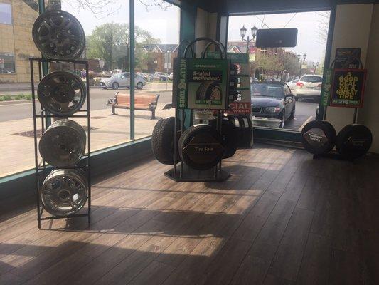 Wheels and tire displays