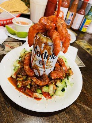 Una cerveza modelo con mariscos