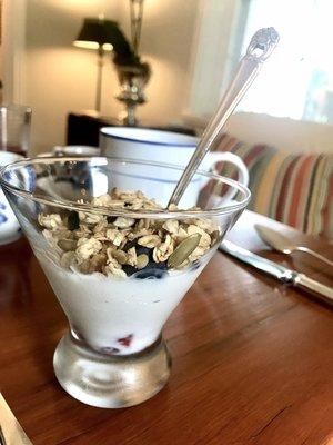 Fruit and granola yogurt parfait