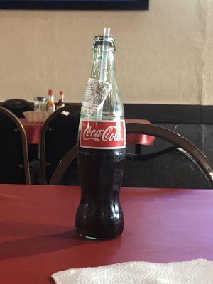 Esta es la coca de 3 dólares. Que ni en el Olive  garden cuesta.  La coca en vaso. Este precio