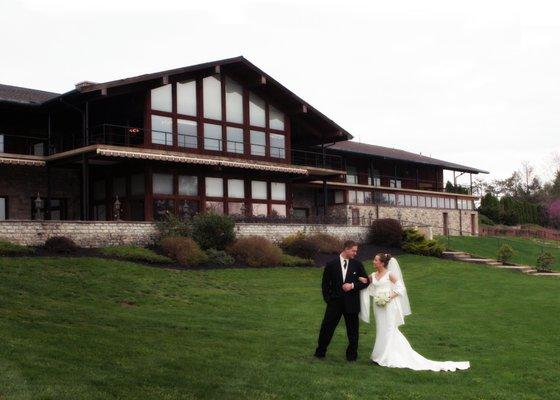 Heidelberg Country Club clubhouse and outdoor patio.