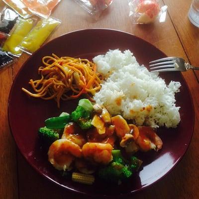 Steamed shrimp & veggies with garlic sauce(no carrots)- white rice & lo mein