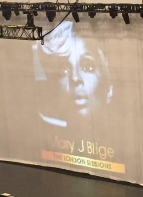 Mary J's stage setup