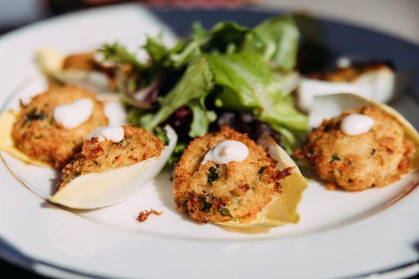 Appetizer: mini crab cakes with lemon aioli. Photo by: Trevor & Elisebeth (@trevorandelisebeth)