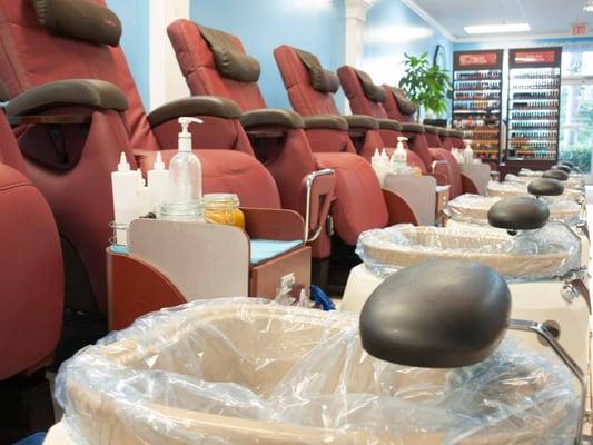 Luxurious spa chairs with disposal liners super clean