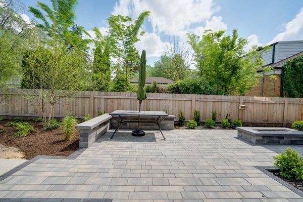 Unilock Artline paver patio with Copthorn trim, and LINEO wall.