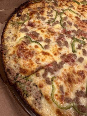 Thin crust ground beef and green peppers pizza