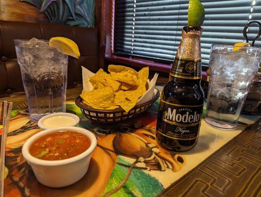 Chips, salsa, y cerveza