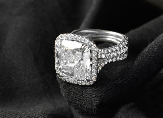 We show our customers the full value of their jewelry using third party references and guides before we make our offer.