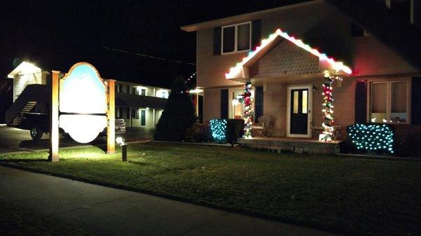 Biyne City Motel, decorated for Christmas.