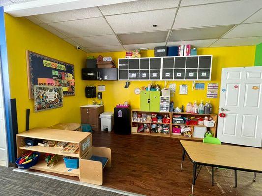 Spark your child's creativity in our arts and crafts area. With a variety of materials and dedicated spaces.