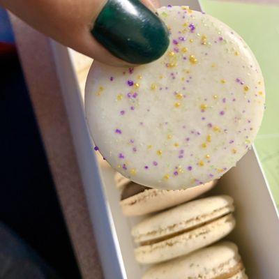 King Cake macaron!