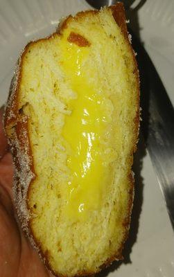 Pan dulce donut con crema en el medio