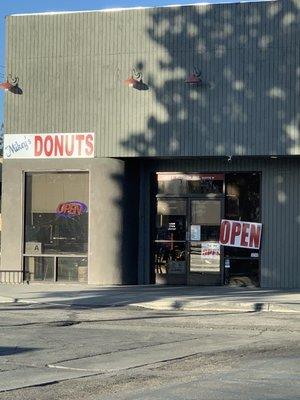 This is the real front entrance to this place. Others are for a different shop.