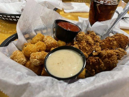 Wing basket with tater tots