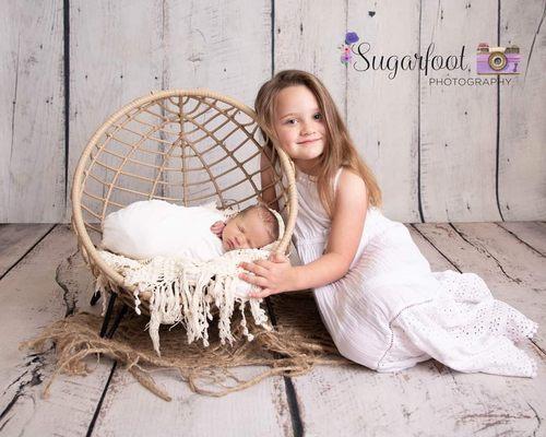 Newborn photo shoot with sibling