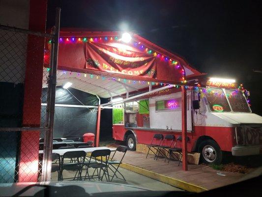 Food truck connected to the Mexican market