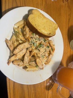 chicken Alfredo pasta