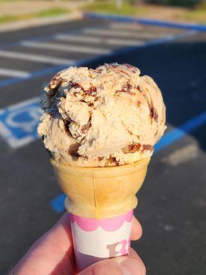 Single scoop of Jamoca Almond Fudge