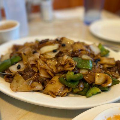 Chow fun noodles w bell pepper, onions and beef. Not available in many restaurants but you can find here at Kenny's.