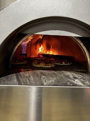 This oven could fit 8 pan sized pizzas