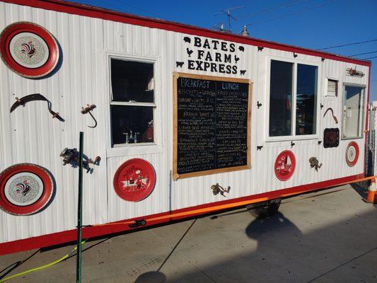 Food trailer at Bulldog Auto on 101