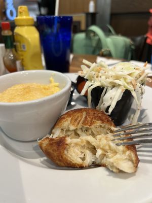 Crab cake w/ grits and slaw