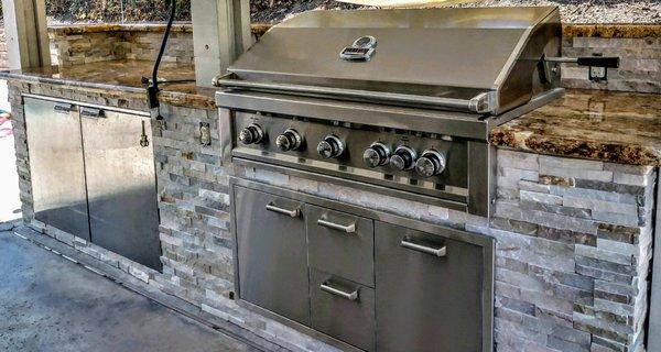 Outdoor kitchen in La Mirada