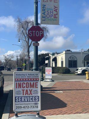 They are close to drinking, eating, shopping, and more in the Downtown Tracy area.