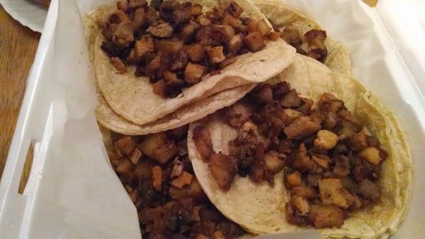 Carnitas tacos without toppings.