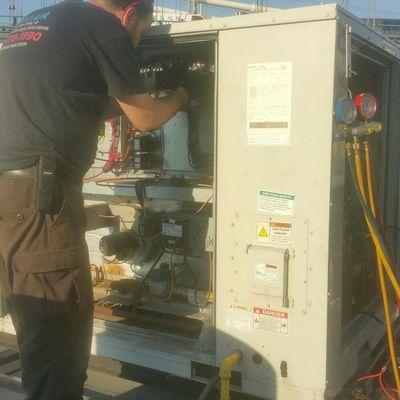 Rooftop unit compressor Replacement in Dumbo Brooklyn.