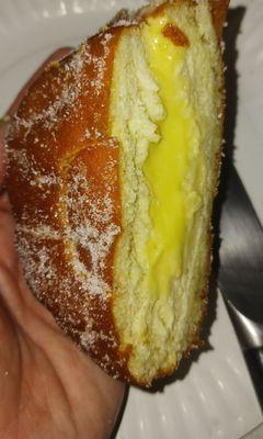 Pan dulce donut con crema en el medio