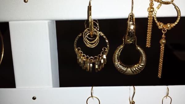 Single hoop multiple ring earrings. Amazing!