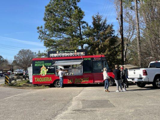 Food truck. Great social distancing!