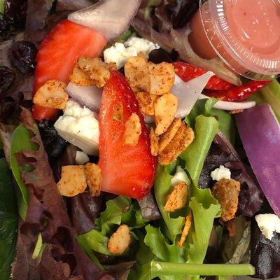 Strawberry salad with spicy almonds