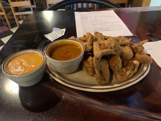 Major Garlic wings with blue cheese $25